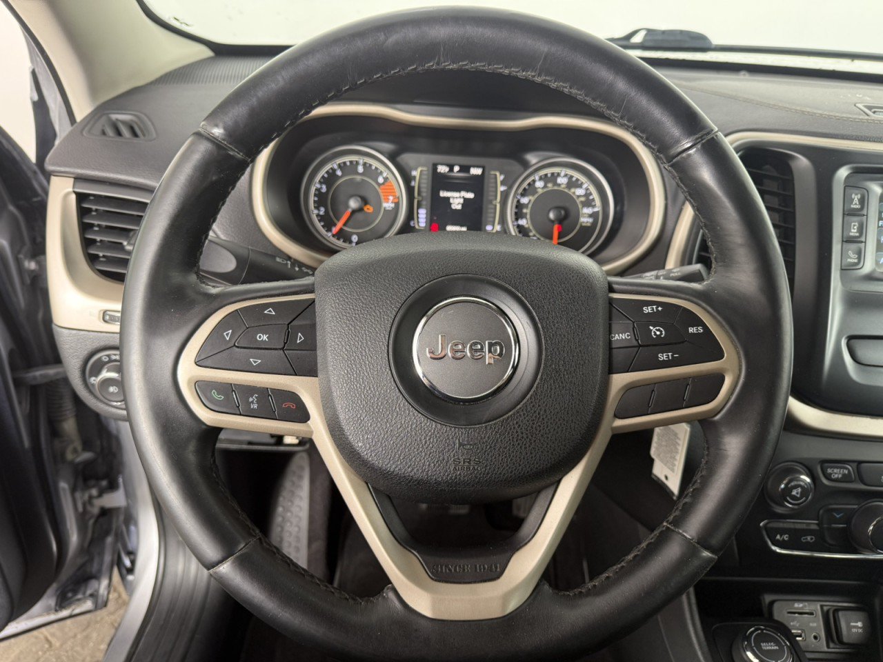 Used 2017 Jeep Cherokee Latitude AWD/4WD image 18