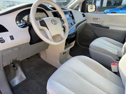 Used 2012 Toyota Sienna LE image 8