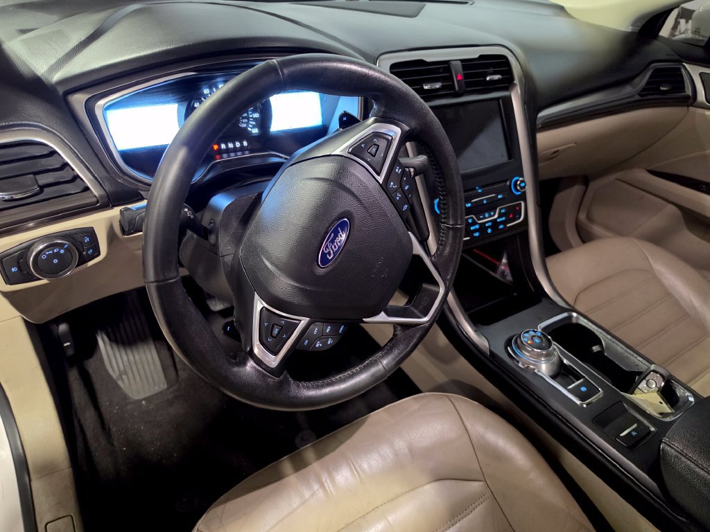 Used 2017 Ford Fusion SE w/ Fusion SE Technology Package FWD image 4