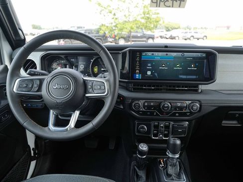 Used 2024 Jeep Wrangler Unlimited Sahara AWD/4WD image 29