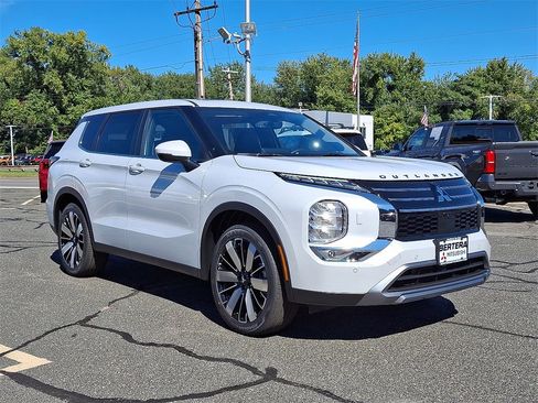 New 2025 Mitsubishi Outlander SE image 1