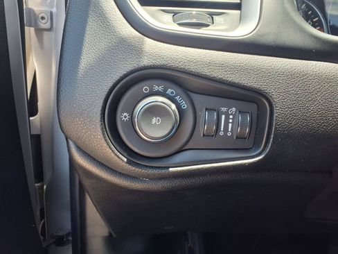 Used 2018 Jeep Renegade Latitude FWD image 21