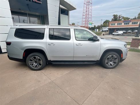 Used 2024 Jeep Wagoneer L Series II w/ Flexible Seating Group image 8