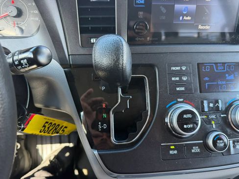 Used 2015 Toyota Sienna LE FWD image 26