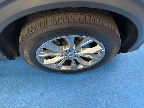 Used 2023 Ford Explorer Limited image 3