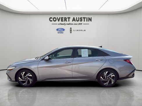 Used 2025 Hyundai Elantra SEL FWD image 2