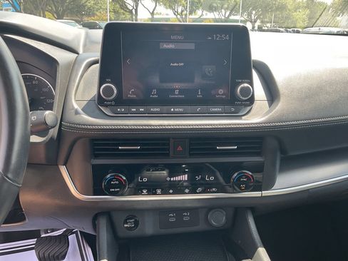 Used 2025 Nissan Rogue SV FWD image 28