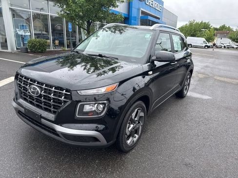Used 2024 Hyundai Venue SEL FWD image 2