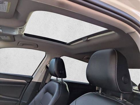 Used 2023 Volkswagen Jetta SE w/ Panoramic Sunroof Package FWD image 15