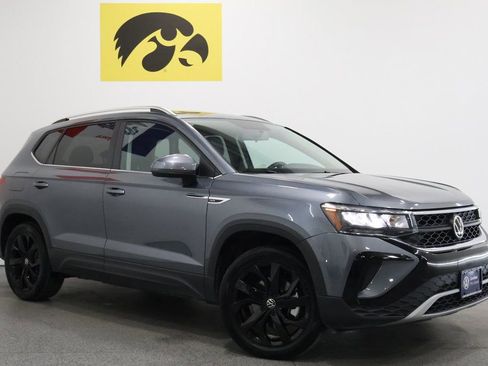 Used 2022 Volkswagen Taos SE image 2