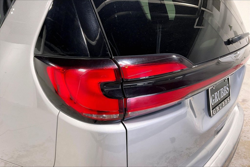Used 2024 Chrysler Pacifica Touring-L FWD image 37