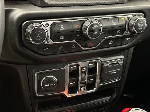 Used 2023 Jeep Wrangler Unlimited Sahara AWD/4WD image 20