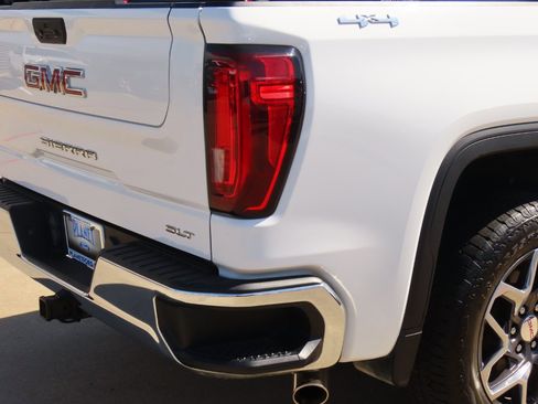 Used 2022 GMC Sierra 1500 SLT w/ SLT Convenience Package image 12