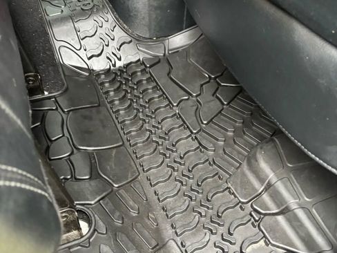 Used 2016 Jeep Wrangler Unlimited Sahara image 28