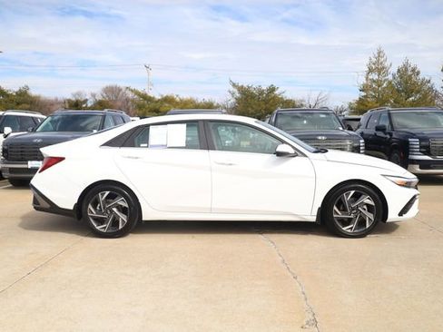 Certified 2025 Hyundai Elantra Limited image 4