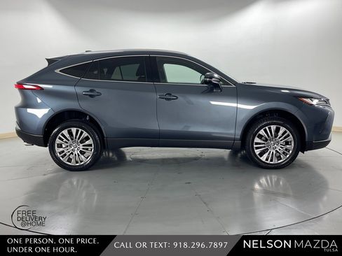 Used 2023 Toyota Venza XLE image 5