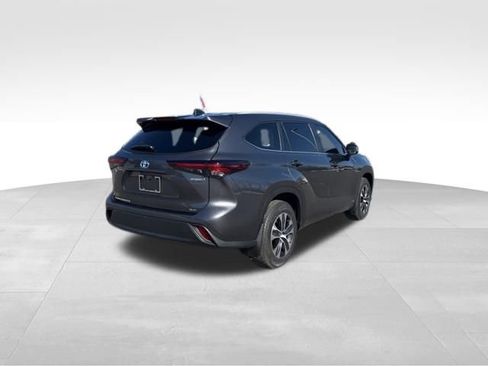 Certified 2024 Toyota Highlander XLE image 5