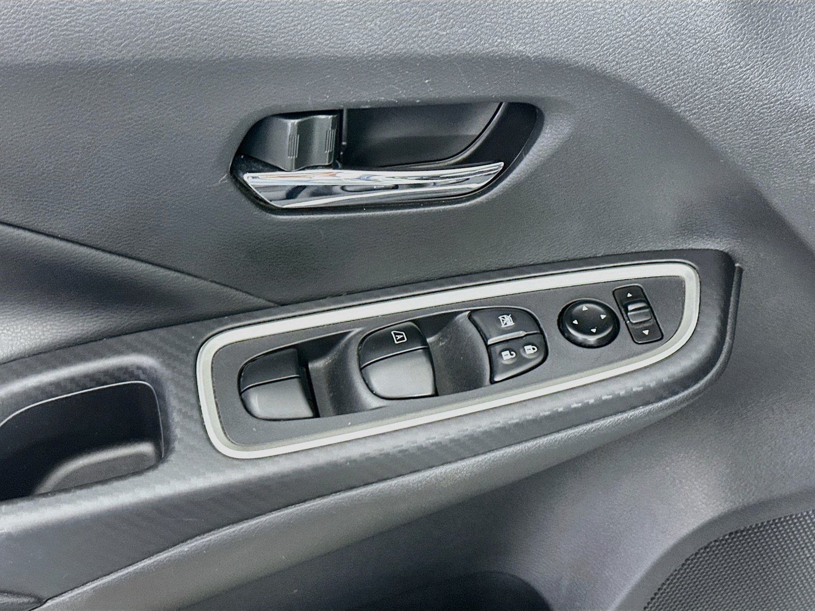 Used 2024 Nissan Versa SR FWD image 18