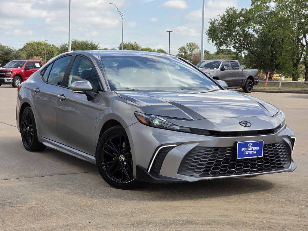 Used 2025 Toyota Camry SE w/ Convenience Package FWD image 2