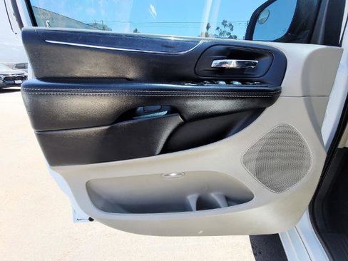 Used 2016 Chrysler Town & Country Touring image 19