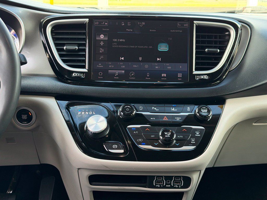 Used 2024 Chrysler Pacifica Touring-L FWD image 16