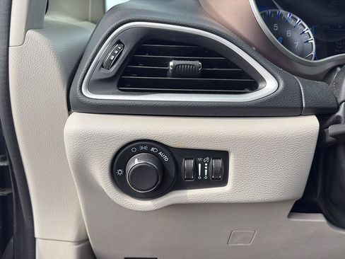 Used 2023 Chrysler Voyager LX FWD image 20