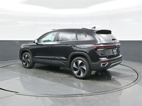 New 2026 Volkswagen Taos SE image 5