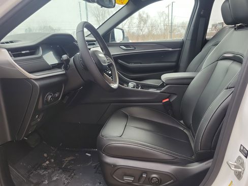 Used 2024 Jeep Grand Cherokee Limited image 8