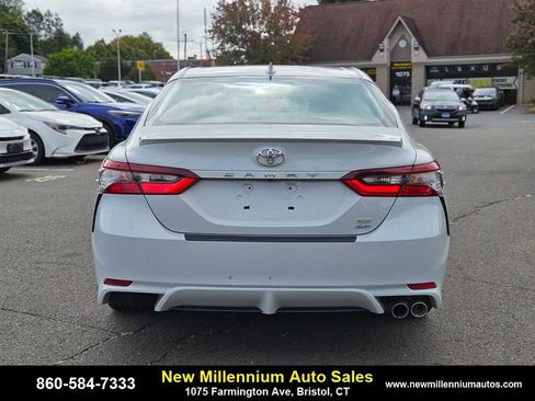 Used 2022 Toyota Camry SE image 4