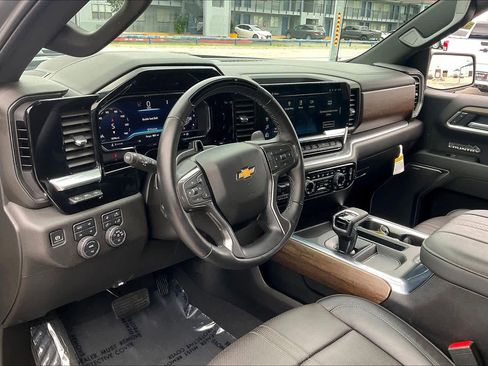 Used 2025 Chevrolet Silverado 1500 High Country AWD/4WD image 17