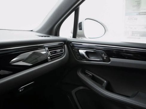 Certified 2026 Porsche Macan AWD/4WD image 30