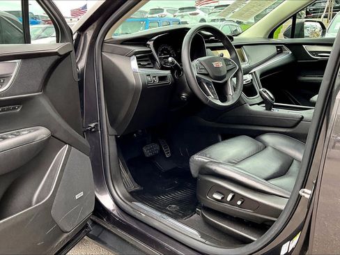 Used 2017 Cadillac XT5 Luxury w/ Driver Awareness Package FWD image 12