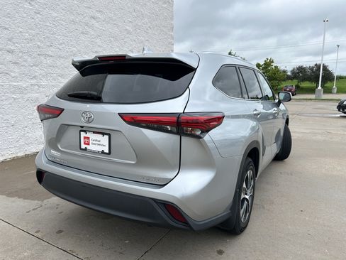 Used 2020 Toyota Highlander XLE AWD/4WD image 6