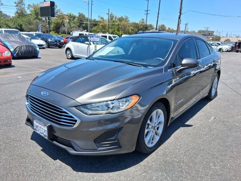 Used 2019 Ford Fusion SE FWD image 3