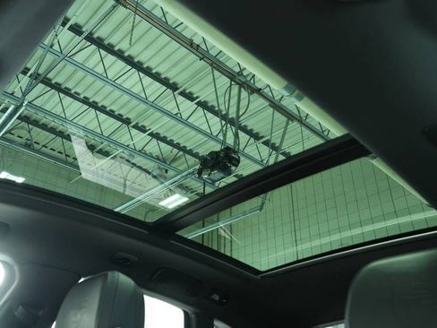 Certified 2025 Porsche Macan image 37