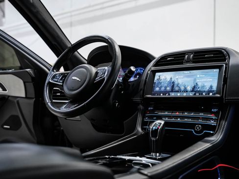Used 2020 Jaguar F-PACE SVR image 64