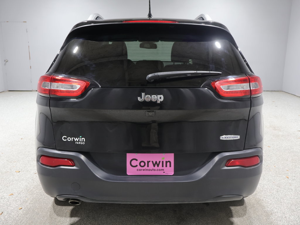 Used 2018 Jeep Cherokee Latitude w/ Cold Weather Group FWD image 3
