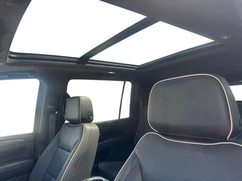 Used 2023 GMC Yukon XL SLT AWD/4WD image 11