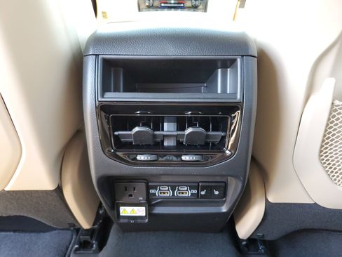 New 2025 Jeep Grand Cherokee Limited w/ Luxury Tech Group II image 16