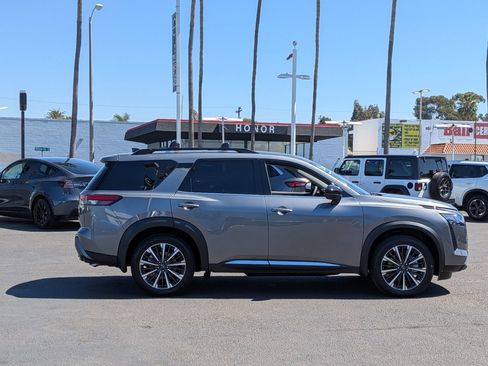New 2026 Nissan Pathfinder Platinum image 6