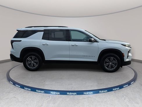 Used 2025 Chevrolet Traverse LT AWD/4WD image 4