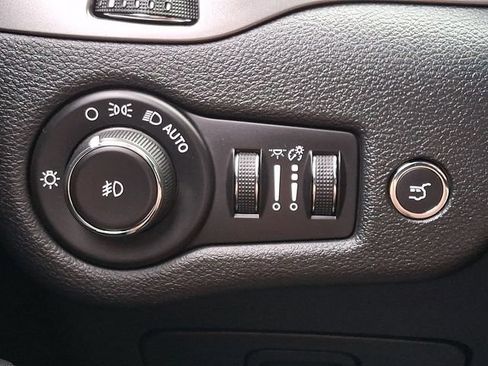 Used 2019 Jeep Cherokee Latitude Plus w/ Comfort/Convenience Group AWD/4WD image 25