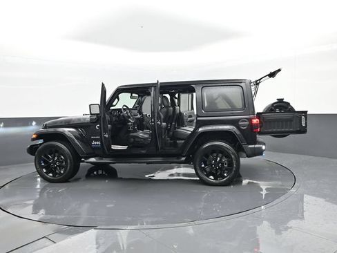 Used 2023 Jeep Wrangler Unlimited Sahara w/ Cold Weather Group AWD/4WD image 34