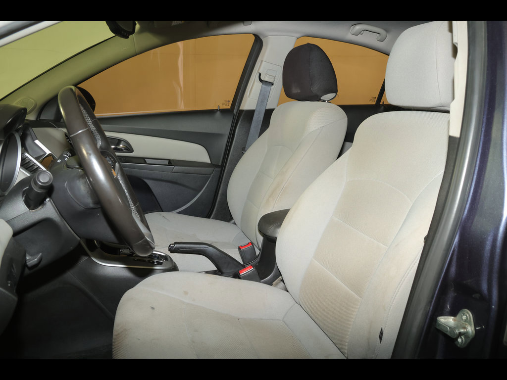 Used 2013 Chevrolet Cruze LT FWD image 2
