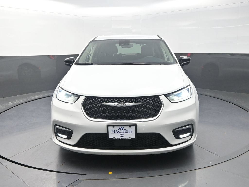 Used 2024 Chrysler Pacifica Limited FWD image 2