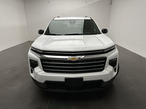 Used 2025 Chevrolet Traverse LT FWD image 3