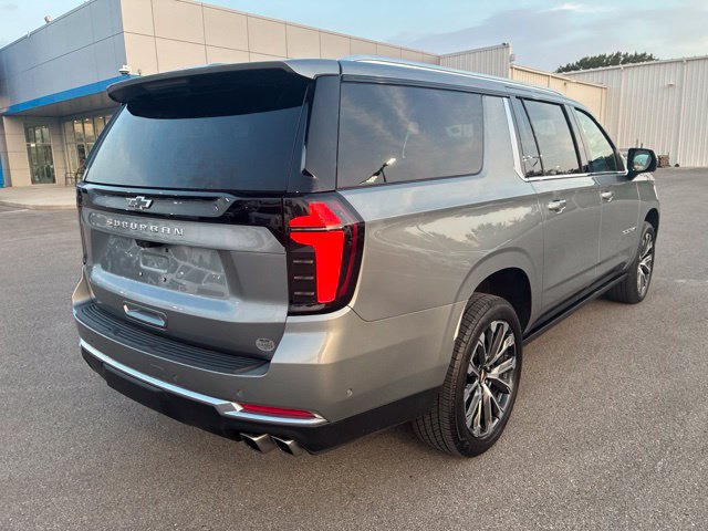 Used 2025 Chevrolet Suburban High Country AWD/4WD image 7