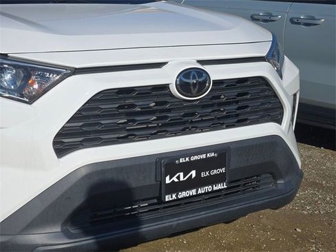 Used 2020 Toyota RAV4 XLE Premium image 5