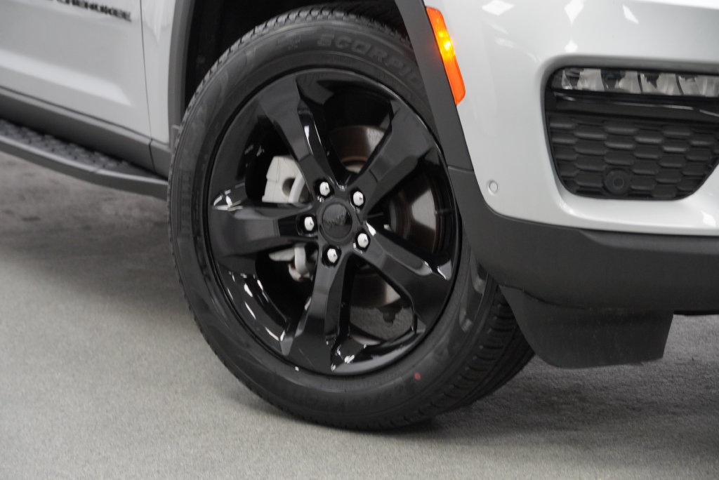 Certified 2025 Jeep Grand Cherokee Limited w/ Luxury Tech Group II AWD/4WD image 8