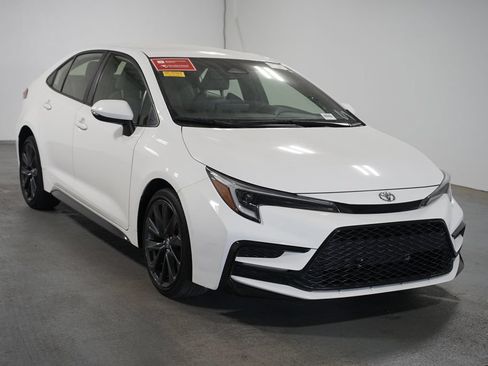 Used 2023 Toyota Corolla SE FWD image 3